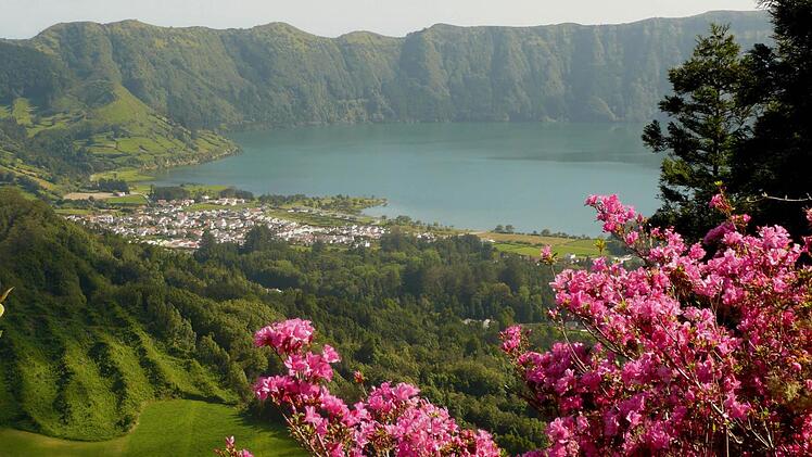 In herrlicher Natur die Kraterseen mit der Azaleen-Pracht. Fotos: Günther Geiling