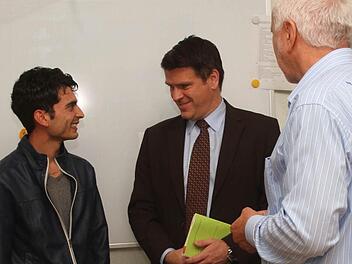 Sichtlich zufrieden mit seiner Situation ist derzeit Vahid (links), der schon mit einer Lehrstelle Fuß gefasst hat und zudem noch wertvolle Dolmetscherdienste leistet, mit Heimleiter Martin Gehring und MdL Steffen Vogel (von rechts).   Fotos: Günther Geiling