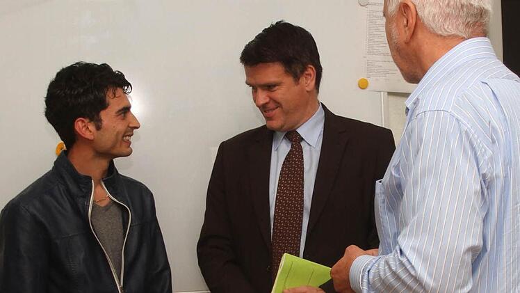 Sichtlich zufrieden mit seiner Situation ist derzeit Vahid (links), der schon mit einer Lehrstelle Fuß gefasst hat und zudem noch wertvolle Dolmetscherdienste leistet, mit Heimleiter Martin Gehring und MdL Steffen Vogel (von rechts).   Fotos: Günther Geiling