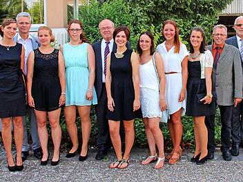 Schule und Sachaufwandsträger beglückwünschten die Jahrgangsbesten. Foto: Dieter Britz