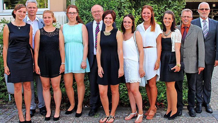 Schule und Sachaufwandsträger beglückwünschten die Jahrgangsbesten. Foto: Dieter Britz