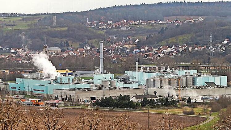 Die Papierfabrik Palm: Sie ging 1994 in Betrieb, und 1999 kam die zweite Papiermaschine dazu. Der Betrieb benötigt viel Wasser.  Foto: Günter Geiling