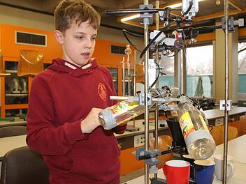 Die von Felix Amling entwickelte Maschine mixt Saft-Cocktails anhand der Farben der Tassen.  Foto: Andreas Schmitt