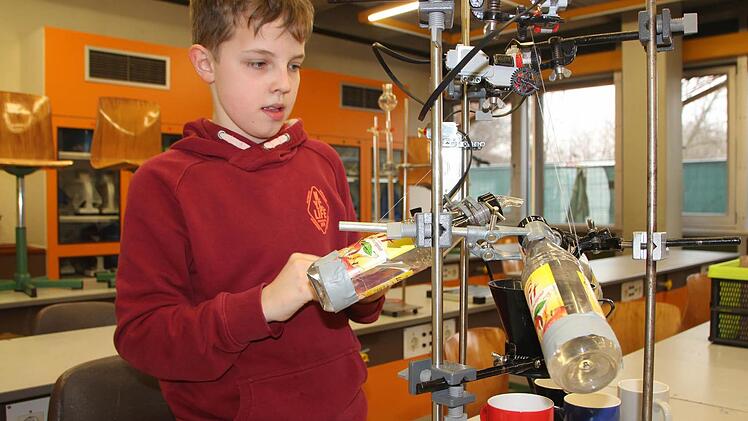 Die von Felix Amling entwickelte Maschine mixt Saft-Cocktails anhand der Farben der Tassen.  Foto: Andreas Schmitt