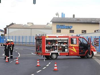 In Karlstadt ist es zu einem Großeinsatz gekommen, da ein Industrieofen in einem Furnierwerk überhitzt war. Es bestand Explosionsgefahr. Foto: NEWS5 / Merzbach