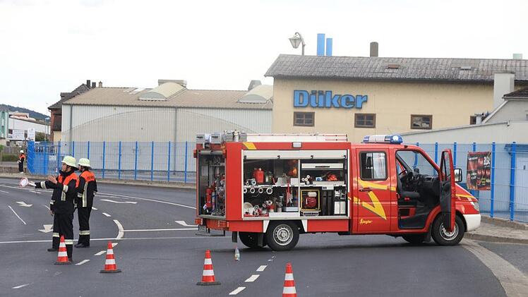 In Karlstadt ist es zu einem Großeinsatz gekommen, da ein Industrieofen in einem Furnierwerk überhitzt war. Es bestand Explosionsgefahr. Foto: NEWS5 / Merzbach
