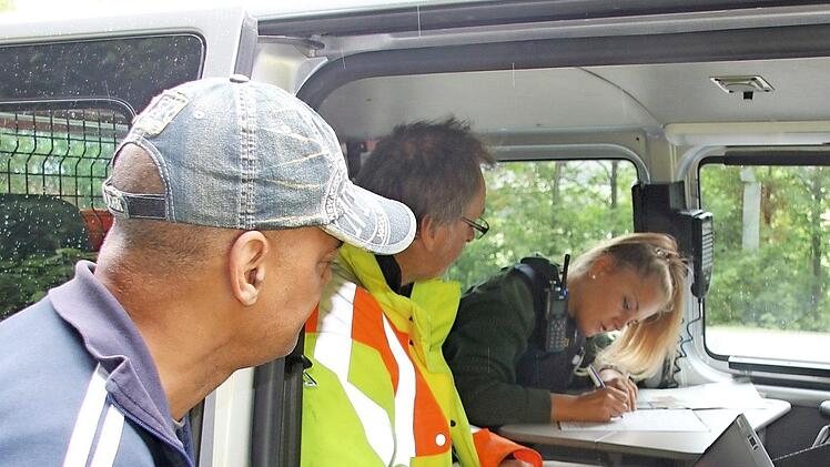Über die entdeckten Verfehlungen fertigt Polizeimeisterin Nadine Widmann ein Protokoll.