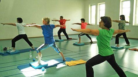 Turnen und Gymnastik sind wieder in - auch bei älteren Menschen. Am besten geht es in der Gruppe. Fotos: privat