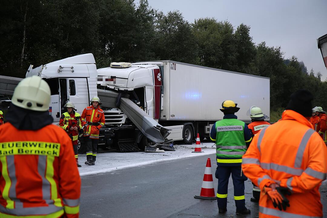 Marktschorgast: Lastwagen reißt Schilderbrücke ein – Lange Staus auf A9