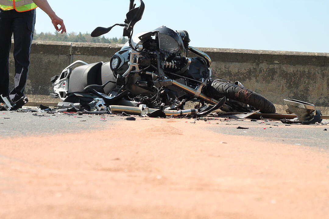 Unterfranken: Motorradfahrer kracht in Autoheck – 44-Jähriger schwebt in Lebensgefahr