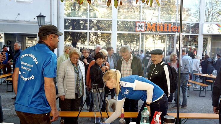 Das Team Kerwasburschen Herzogenaurach mit Fans