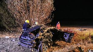 Landkreis Kitzingen: Auto nach &Uuml;berschlag v&ouml;llig zerst&ouml;rt &ndash; Zwei Tote und zwei Schwerverletzte