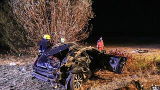Landkreis Kitzingen: Auto nach &Uuml;berschlag v&ouml;llig zerst&ouml;rt &ndash; Zwei Tote und zwei Schwerverletzte