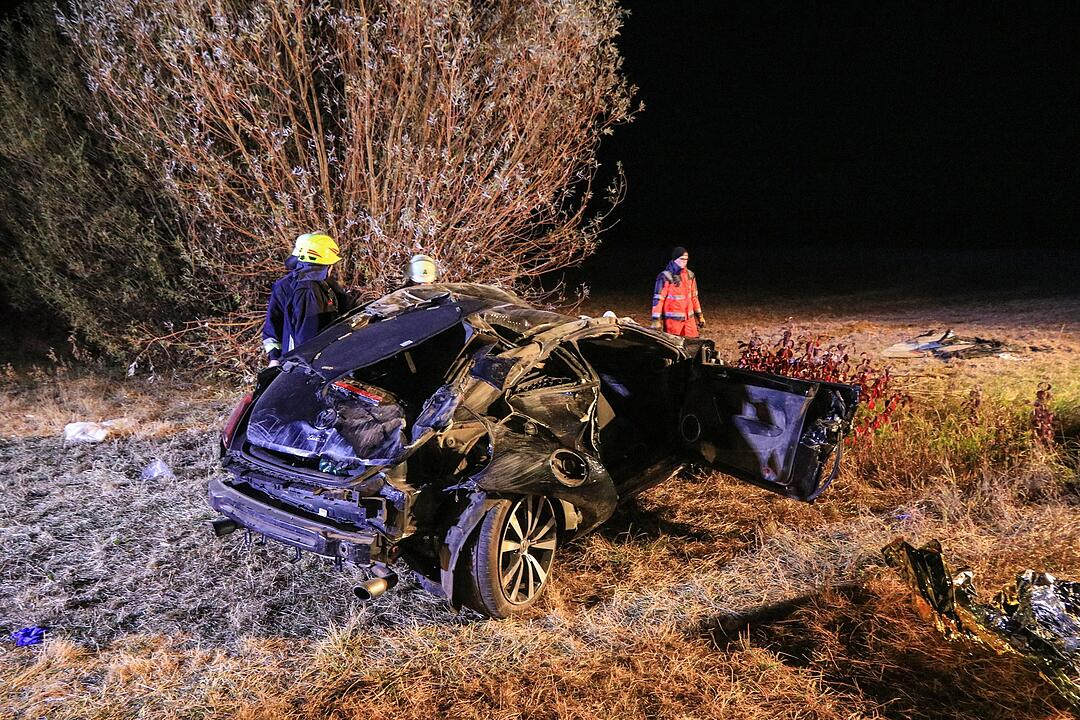 Landkreis Kitzingen: Auto nach Überschlag völlig zerstört – Zwei Tote und zwei Schwerverletzte