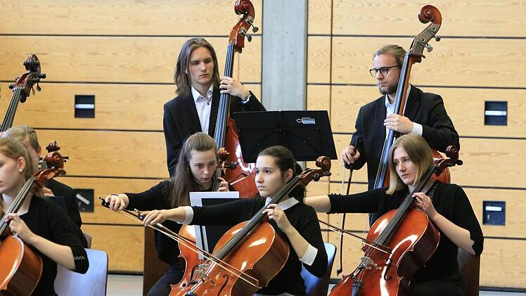 Begeisterten Beifall gab es beim Gastspiel des Jugendsymphonieorchesters Oberfranken in der Frankenhalle Neustadt. Umjubelte Solistin unter der Leitung von Till Fabian Weser war die junge Hornistin Sophia Reuter.Foto: Jochen Berger