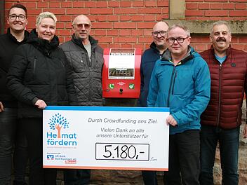 Dritter Bürgermeister Egon Kessler (rechts) dankte den Beteiligten für die Beschaffung des Defibrillators Carsten Leitsch (VR-Bank) (von links), Sandra Witter (Arbeiter- und Heimatverein), Hans-Peter Rölling (Freiwillige Feuerwehr), Ralf Straub (Oehrberger Musikanten) und Sascha Markart (DJK Oehrberg). Foto: Gabriele Sell