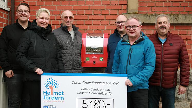 Dritter Bürgermeister Egon Kessler (rechts) dankte den Beteiligten für die Beschaffung des Defibrillators Carsten Leitsch (VR-Bank) (von links), Sandra Witter (Arbeiter- und Heimatverein), Hans-Peter Rölling (Freiwillige Feuerwehr), Ralf Straub (Oehrberger Musikanten) und Sascha Markart (DJK Oehrberg). Foto: Gabriele Sell