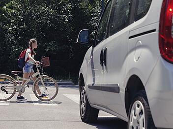 Nach einem Unfall mit einer verletzten 15-J&auml;hrigen in Schwabach bittet die Polizei um Hinweise.