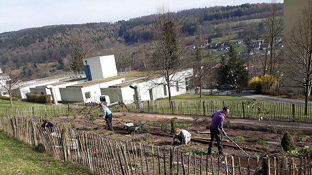 W&auml;hrend der patientenfreien Zeit machen sich die Mitarbeiter im Garten zu schaffen. Foto: Sabrina Seifert