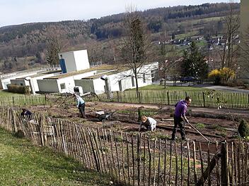 Während der patientenfreien Zeit machen sich die Mitarbeiter im Garten zu schaffen. Foto: Sabrina Seifert