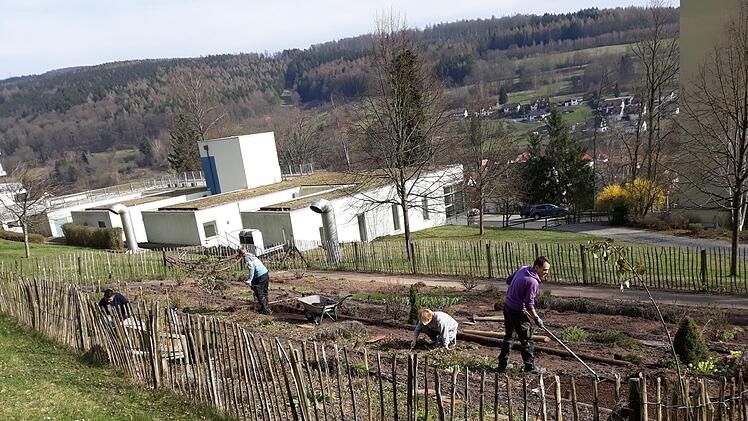 Während der patientenfreien Zeit machen sich die Mitarbeiter im Garten zu schaffen. Foto: Sabrina Seifert