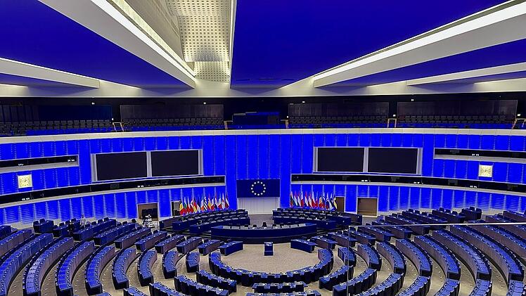 Den Plenarsaal im EU-Parlament in Straßburg kannst du besichtigen.