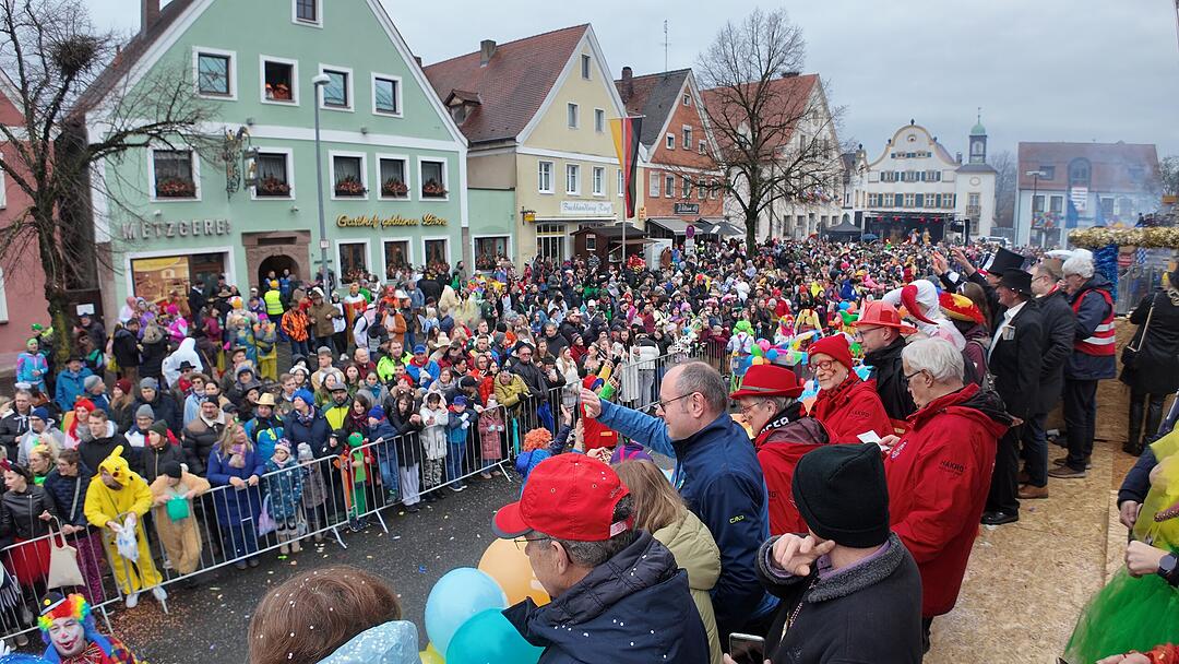 Die Narren sind los: Faschingszug zieht durch Allersberg