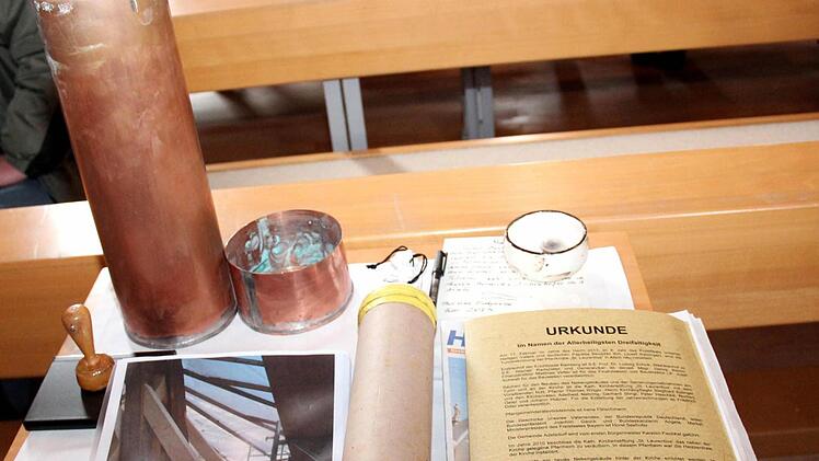 Das kommt alles in die kupferne Zeitkapsel.