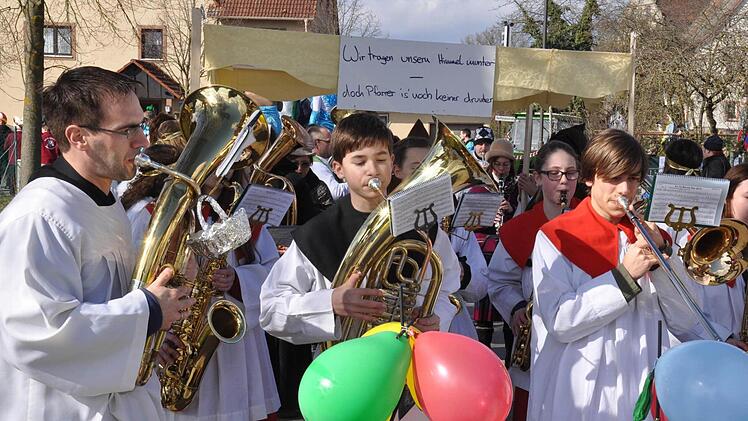Eine Prozessionsgruppe stellte die Blaskapelle Ebenhausen beim Faschingszug.