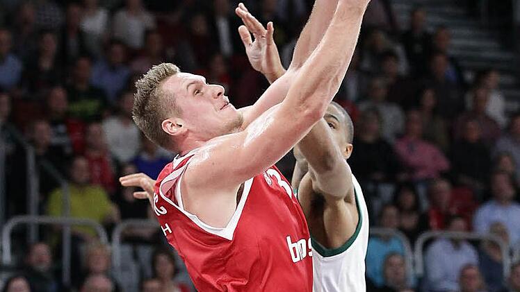 Leon Radosevic erzielt seine ersten Punkte im Trikot der Brose Baskets.