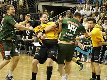 Obwohl er immer wieder hart genommen wurde, setzte sich Nico Büdel mehrmals erfolgreich gegen die "Füchse" durch und erzielte bei der 23:29-Auswärtsniederlage in Berlin immerhin acht Tore für den HSC; rechts Kreisläufer Dominik Kelm, der auch einmal erfolgreich war. Fotos: Iris Bilek