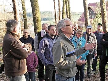 Förster Matthias Jessen (M.) erklärt den Waldbauern die Situation in einem Waldstück am Ortsrand von Wimmelbach.  Foto: Mathias Erlwein