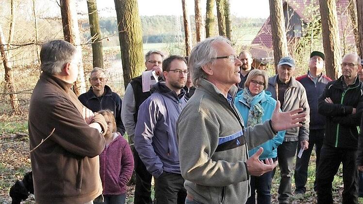 Förster Matthias Jessen (M.) erklärt den Waldbauern die Situation in einem Waldstück am Ortsrand von Wimmelbach.  Foto: Mathias Erlwein