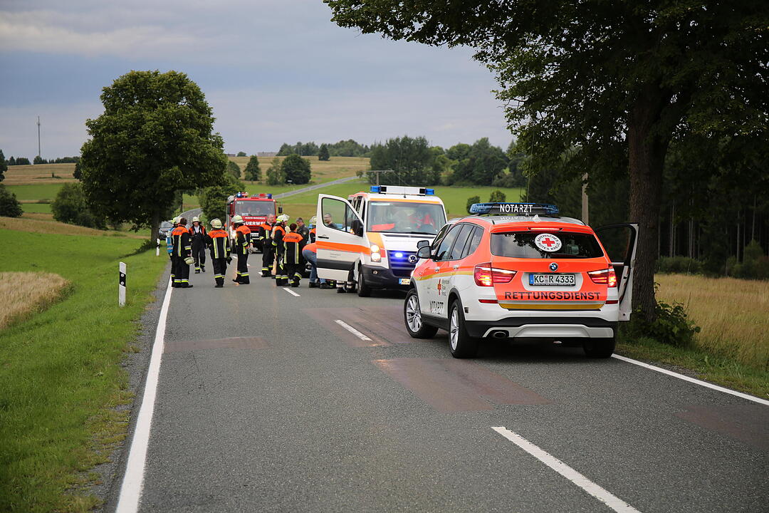 Kreis Kronach: Transporter prallt gegen Baum