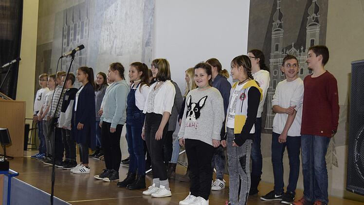 Die 6. Klasse umrahmte die Veranstaltung in der Schulaula musikalisch.Andreas Welz