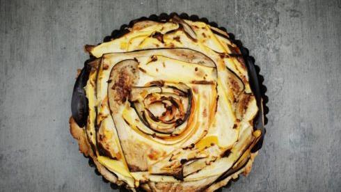 Wer an Valentinstag keine Blumen kaufen und trotzdem ein wenig Liebe verschenken möchte, kann sich an unserer Gemüse-Quiche in Blumenform versuchen. Durch die Rosenform kommt das Gemüse besonders schön zur Geltung.  (Foto: Lea Schreiber)