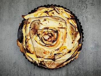 Wer an Valentinstag keine Blumen kaufen und trotzdem ein wenig Liebe verschenken möchte, kann sich an unserer Gemüse-Quiche in Blumenform versuchen. Durch die Rosenform kommt das Gemüse besonders schön zur Geltung.  (Foto: Lea Schreiber)