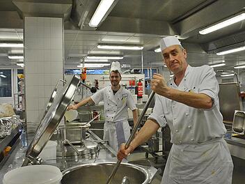 Mit Riesenkochlöffeln wird in der Küche des Rhönklinikums gekocht. Foto: Hanns Friedrich