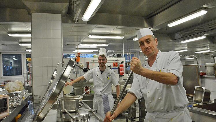 Mit Riesenkochlöffeln wird in der Küche des Rhönklinikums gekocht. Foto: Hanns Friedrich