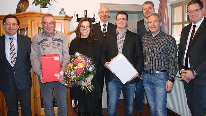 Die Mediengruppe Oberfranken (MGO) bedankte sich bei langjährigen Mitarbeitenden. Im Bild (von links) BR-Redaktionsleiter Alexander Müller, Rüdiger Hohlweg (40 Jahre), Christine Fischer (25), MGO-Holding-Geschäftsführer Walter Schweinsberg, Christian Vitzthum (25), Michael Hahn, Marco Piskol (Leiter Druck) und Geschäftsführer Jörg Schild-Müller. Es fehlt Ursula Böhmer. Foto: Jochen Nützel