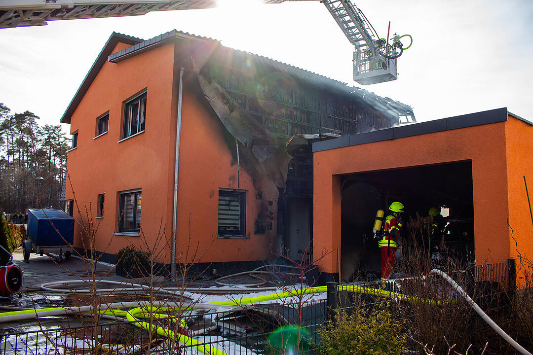 Markt Erlbach:  Brand in Einfamilienhaus – Vater und Sohn verletzt