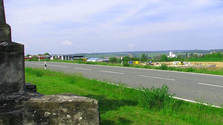 Vor genau eineinviertel Jahr war das Gewerbegebiet Nord noch landwirtschaftliche Fläche. Zwischen dem neu entstehenden Netto-Markt und der Sophien-Pyramide soll demnächst mit dem Kreisverkehrsplatz begonnen werden. Dazwischen verläuft momentan noch die Ortsverbindungsstraße Untersiemau - Meschenbach.  Fotos: Norbert Karbach