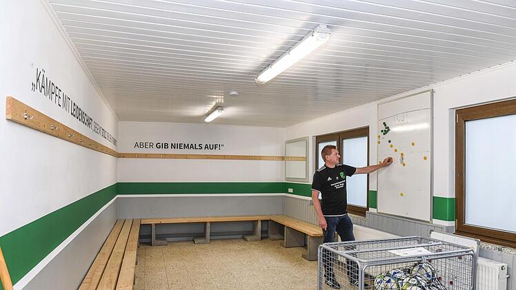 Ex-Trainer Frank Püschel, jetzt dritter Vorsitzender, an der neuen Taktiktafel