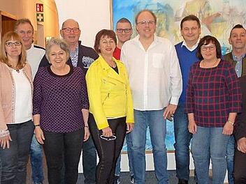 Der neue Vorstand mit (v.&nbsp;l.) Andrea Wunder, Detlef Lang, Bianca Wich, Robert Vogel, Monika Putz, Wolfgang Eckert, Zweiter Vorsitzender Adelheid H&uuml;hnlein, Philipp Herr, Vorsitzendem Christian S&auml;um, Thomas und Sylvia Meyer, Uwe J&auml;ckel, B&uuml;rgermeister Bernd Rebhan und Ralf Schwemmlein Foto: Andrea H&auml;nel
