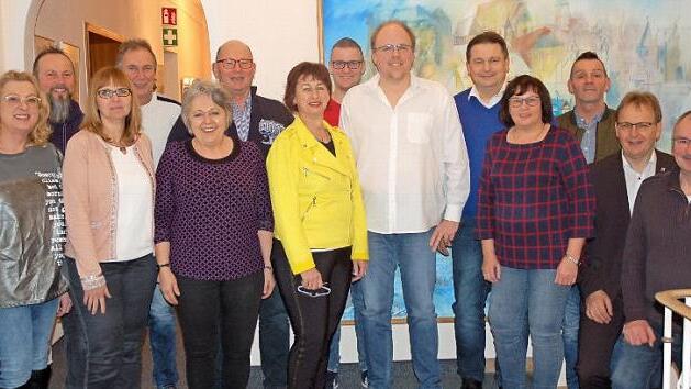 Der neue Vorstand mit (v.&nbsp;l.) Andrea Wunder, Detlef Lang, Bianca Wich, Robert Vogel, Monika Putz, Wolfgang Eckert, Zweiter Vorsitzender Adelheid H&uuml;hnlein, Philipp Herr, Vorsitzendem Christian S&auml;um, Thomas und Sylvia Meyer, Uwe J&auml;ckel, B&uuml;rgermeister Bernd Rebhan und Ralf Schwemmlein Foto: Andrea H&auml;nel