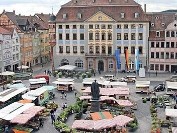 Der Wochenmarkt (vor Corona) soll attraktiver werden. An einem Konzept wird schon gearbeitet.  Foto: J. Berger