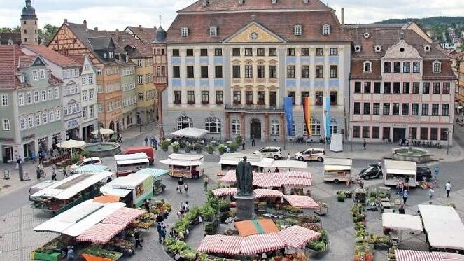 Der Wochenmarkt (vor Corona) soll attraktiver werden. An einem Konzept wird schon gearbeitet.  Foto: J. Berger