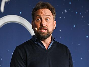 Moderator Steven G&auml;tjen hat im Podcast "Zwischen den Zeilen" &uuml;ber die Hindernisse gesprochen, die er im Laufe seiner TV-Karriere &uuml;berwinden musste.