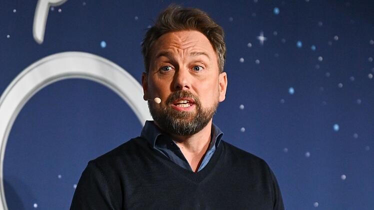 Moderator Steven G&auml;tjen hat im Podcast "Zwischen den Zeilen" &uuml;ber die Hindernisse gesprochen, die er im Laufe seiner TV-Karriere &uuml;berwinden musste.