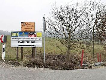 Zwischen Nedensdorf und Wiesen zweigt rechts dieser Weg ab, der unter anderem zu einer Baustraße entlang der ICE-Trasse führt. Diese Baustraße soll Teil einer Umgehung werden, die bei Hochwasser benutzt werden kann. Foto: Christian Bauriedel